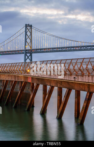 Bay Bridge ist in Kalifornien, USA, und verbindet San Francisco und Oakland. Die Fertigstellung im Jahr 1936 und ist eine der wichtigsten Sehenswürdigkeiten von Stockfoto