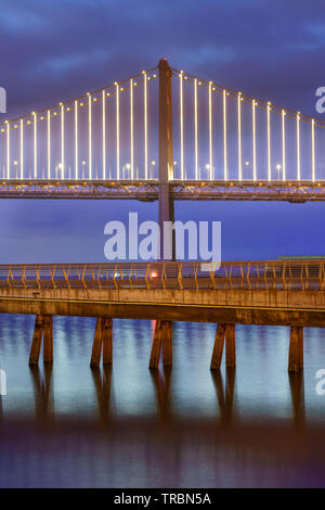 Bay Bridge ist in Kalifornien, USA, und verbindet San Francisco und Oakland. Die Fertigstellung im Jahr 1936 und ist eine der wichtigsten Sehenswürdigkeiten von Stockfoto