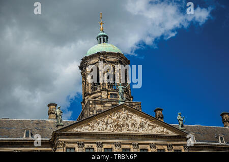 Fassade mit Skulpturen und Dome im königlichen Palast von Amsterdam. Stadt mit riesigen kulturelle Aktivität, Kanäle und Brücken in den Niederlanden. Stockfoto