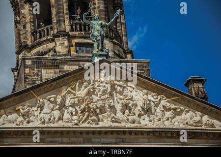 Fassade mit Skulpturen und Dome im königlichen Palast von Amsterdam. Stadt mit riesigen kulturelle Aktivität, Kanäle und Brücken in den Niederlanden. Stockfoto