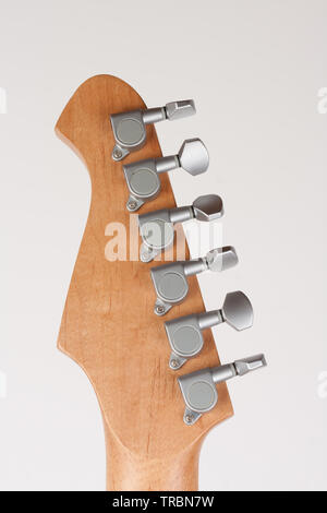 In der Nähe von leichten Chrom Mechaniken auf den Hals der Gitarre, Studio schießen. Stockfoto