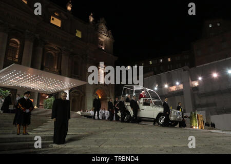 Départure der Papst Benedikt XVI. in seinem päpstlichen Auto. Petersplatz im Vatikan. Europäische Treffen von Taizé Gemeinschaft. Stockfoto