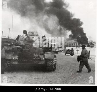 Weiß lackiert Deutschen Panzer IV im brennenden russische Stadt 1943 Stockfoto