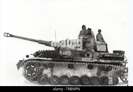 Weiß lackiert Deutsche Panzer IV Tank im Winter 1942 an der russischen Front die Crew sind im Winter Parkas Stockfoto