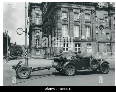 Waffen-SS-Männer in einem Fahrzeug ein 75 mm Leichte Infanterie Gewehr Abschleppen in Rotterdam Holland 1940 Stockfoto