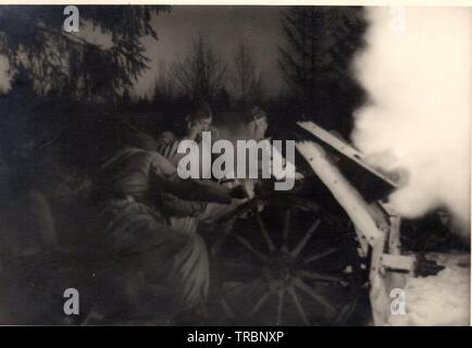 Deutsche Soldaten in Weiß Winter Tarnanzüge Feuer eine 75 mm Leichte Infanterie Gewehr in der Nacht an der russischen Front 1943 Stockfoto