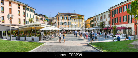 SIRMIONE, Gardasee, Italien - September 2018: Panoramablick auf die Menschen auf dem Platz in der Nähe des Hafens in Sirmione am Gardasee. Stockfoto