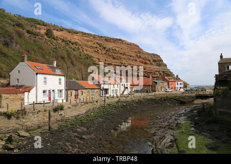 Nordseite und Cowbar Nab, Staithes Beck, Borough von Scarborough, North Yorkshire, England, Großbritannien, USA, UK, Europa Stockfoto