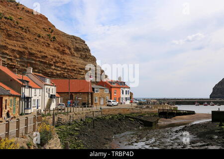 RNLI Lifeboat Station und Cowbar Nab, Nordseite, Staithes, Borough von Scarborough, North Yorkshire, England, Großbritannien, Vereinigtes Königreich Großbritannien, Europa Stockfoto