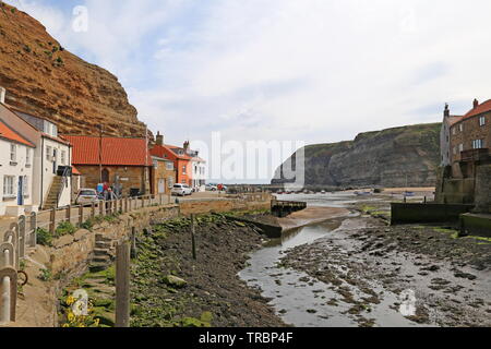 RNLI Lifeboat Station und Cowbar Nab, Nordseite, Staithes, Borough von Scarborough, North Yorkshire, England, Großbritannien, Vereinigtes Königreich Großbritannien, Europa Stockfoto