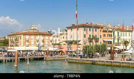 LAZISE, Gardasee, Italien - September 2018: Die Waterfront in Lazise am Gardasee. Stockfoto