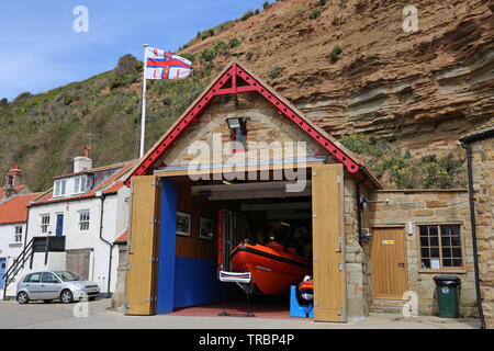 RNLI Lifeboat Station, Nordseite, Staithes, Borough von Scarborough, North Yorkshire, England, Großbritannien, USA, UK, Europa Stockfoto