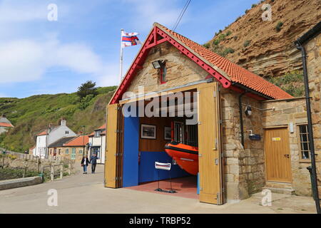 RNLI Lifeboat Station, Nordseite, Staithes, Borough von Scarborough, North Yorkshire, England, Großbritannien, USA, UK, Europa Stockfoto