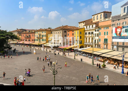 VERONA, ITALIEN - September 2018: Menschen in der Piazza außerhalb der Arena von Verona als von den Mauern der Arena, einem römischen Amphitheater gesehen Stockfoto