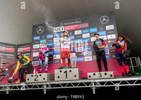 Fort William, Schottland, Großbritannien. 2. Juni 2019. UCI Mountainbike World Cup - Rachel Atherton feiern ihren Sieg in Elite der Frauen. Von links nach rechts auf dem Podium - Marine Cabirou (FRA), Tracey Hannah (AUS), Rachel Atherton (GBR), Nina Hoffmann (GER), Veronika Widmann (ITA) Credit: Kay Roxby/Alamy Live News Links Stockfoto