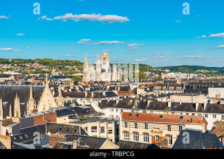 Panoramablick auf das Luftbild mit der berühmten Kathedrale von Rouen, Normandie, Frankreich im sonnigen Tag Stockfoto