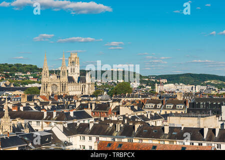 Panoramablick auf die Altstadt von Rouen Gros-Horloge oder Uhrturm mit Kathedrale und schwarze Dächer, Normandie, Frankreich im sonnigen Tag Stockfoto
