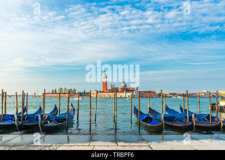 Die Gondeln von Saint Mark Square mit San Giorgio di Maggiore Kirche im Hintergrund. Venedig, Venedig, Italien, Europa Stockfoto