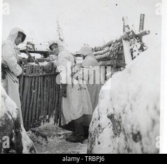 Deutsche Soldaten im Winter Camouflage Kleidung in eine defensive Position an der russischen Front 1942 Stockfoto