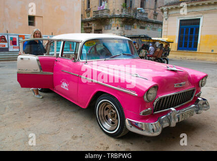 Bunte rosa Classic American Auto Abholung mit dem Taxi Passagier auf einer Straße in der Altstadt oder Havanna Vieja, Havanna, Kuba, Karibik Stockfoto