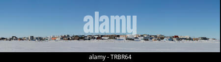 Panoramablick von Cambridge Bay, Nunavut, einem nördlichen arktischen Gemeinschaft, der an einem sonnigen Wintertag Stockfoto