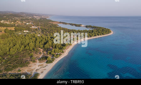 Strand in der Nähe von Paragga Glarokavos Strand in Halbinsel Kassandra. Chalkidiki, Griechenland Stockfoto