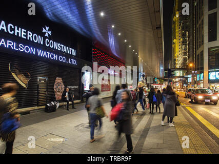 01/25/2015 HongKong der Mann spielt das Akkordeon ist und die Leute werden nach Hong Kong zu den menschlichen Babylon Stockfoto