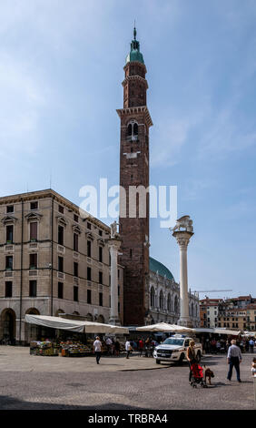 Ein Markt in der Piazza dei Signori mit Blick auf Torre Bissara, Vicenza, Italien Stockfoto