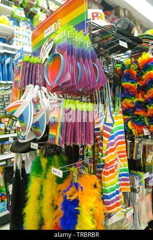 Welt Stolz, LBGTQ Rainbow Reihen, Party City Store Innenraum, NYC Stockfoto