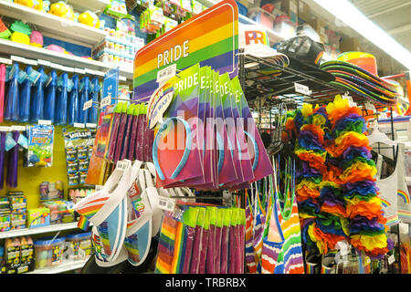 Welt Stolz, LBGTQ Rainbow Reihen, Party City Store Innenraum, NYC Stockfoto