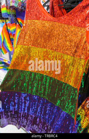 Welt Stolz, LBGTQ Rainbow Reihen, Party City Store Innenraum, NYC Stockfoto