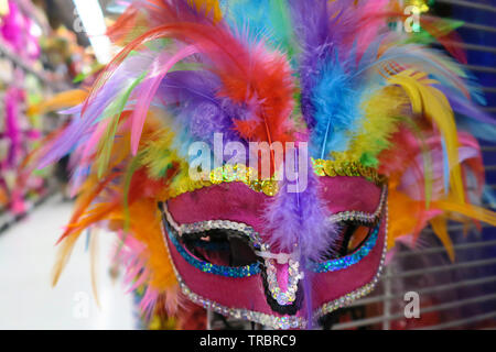 Welt Stolz, LBGTQ Rainbow Reihen, Party City Store Innenraum, NYC Stockfoto