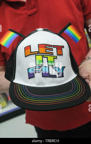 Welt Stolz, LBGTQ Rainbow Reihen, Party City Store Innenraum, NYC Stockfoto