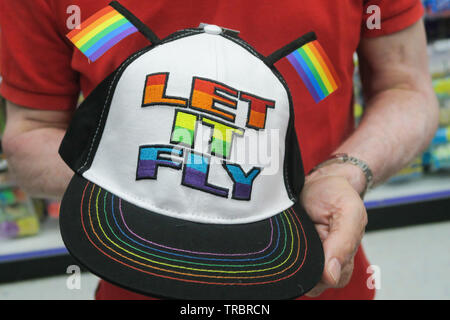 Welt Stolz, LBGTQ Rainbow Reihen, Party City Store Innenraum, NYC Stockfoto