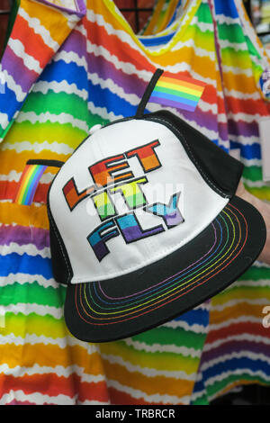 Welt Stolz, LBGTQ Rainbow Reihen, Party City Store Innenraum, NYC Stockfoto