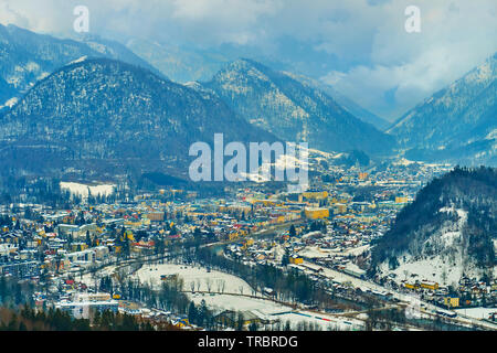 Luftaufnahme von foggy Bad Ischl Tal, umgeben von schneebedeckten Alpen, Salzkammergut, Österreich umgeben Stockfoto