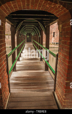 Hölzerne Zugbrücke und Gehweg über Moat bei De Haar Schloss, eine reich verzierte gotische Gebäude in der Nähe der Stadt Utrecht in den Niederlanden. Stockfoto