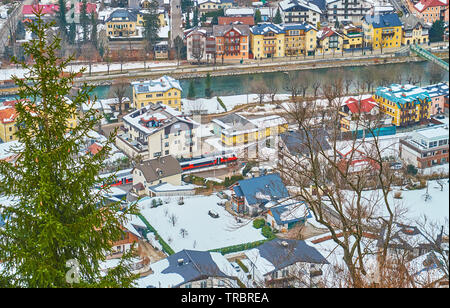 Antenne Stadtbild von Bad Ischl mit Blick auf Reiten Red Train, Traun und Grüne Tanne im Vordergrund, Salzkammergut, Österreich Stockfoto