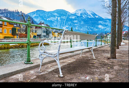 Die Vintage White Sitzbank auf der Esplanade Damm ist die schöner Ort zum Entspannen und den Fluss Traun beobachten, Altstadt Architektur und den Berg Katrin, Ba Stockfoto