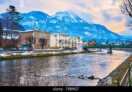 Helle Sonnenuntergang Himmel spiegelt sich in Gewässern der Traun, fließt entlang der Altstadt mit Blick auf die Villen und den Berg Katrin, Bad Ischl, Österreich Stockfoto