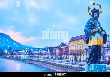 Die schöne Statue des Hl. Johannes Nepomuk mit Blick auf die abendliche Stadt, Sonnenuntergang Himmel und Traun, Bad Ischl, Salzkammergut, Österreich Stockfoto