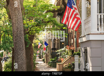 Historische Bezirk Straße, gesäumt mit Zeile Wohnungen im Frühjahr, Savannah, Georgia Stockfoto