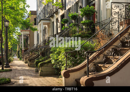 Historische Bezirk Straße, gesäumt mit Zeile Wohnungen im Frühjahr, Savannah, Georgia Stockfoto