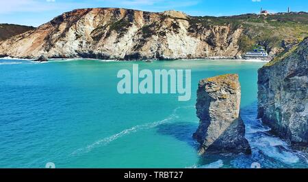 Interessante Felsformationen in der Nähe von Perranporth, Cornwall, UK. Dies ist ein Ergebnis aus Tausenden von Jahren der Erosion durch das Meer. Tin mines sind sichtbar am Horizont. Stockfoto