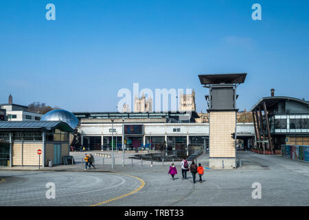 Millenium Square mit Türmen der Kathedrale von Bristol in der Ferne. Bristol, Gloucestershire, England, Großbritannien Stockfoto