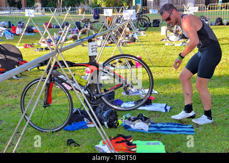 Melbourne Beach, Florida, USA. Juni 2, 2019 Gegründet 1985 in diesem Jahr wird das 34. Jahr des Rotary Ananas-Triathlon. Es ist die älteste USA Triathlon (USAT) sanktioniert Triathlon im Staat Florida. Im laufenden Jahr wird die Zahl der Athleten auf rund dreihundert begrenzt war, da das Rennen im Laufe der Jahre zugenommen hat und der lokalen Gemeinschaft überwältigt. Racers abgeschlossen eine 0,34 Meile in der Indian River schwimmen, 15,4 km Rad fahren und das finale Etappe 03.4 durch lokale Straßen. Foto Julian Porree/Alamy leben Nachrichten Stockfoto