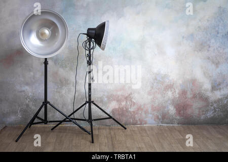 Professionelle Beleuchtung im Foto Studio auf der ursprünglichen grauen Hintergrund, minimalistischen Interieur und Beleuchtung Stockfoto