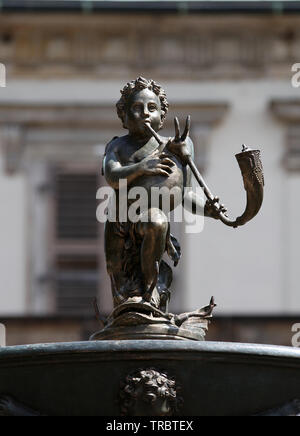 Statuette eines Piper auf der Singenden Fontäne im Königlichen Garten der Prager Burg Stockfoto
