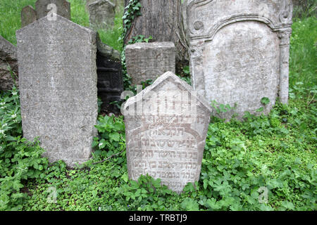 Gräber auf dem alten jüdischen Friedhof in Prag Stockfoto