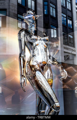 Futuristische cyber Roboter Schaufensterpuppe im Store Fenster Anzeige der Bond Street Dior store, London, UK Stockfoto